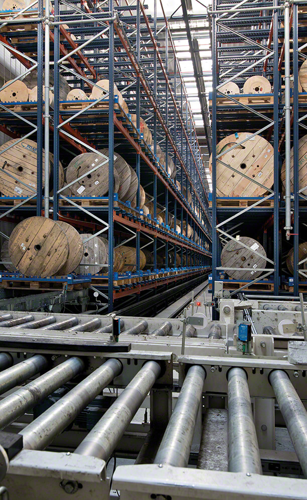Les rayonnages de bobines permettent de stocker jusqu'à 1 200 palettes d’un poids unitaire maximal de 1 200 kg