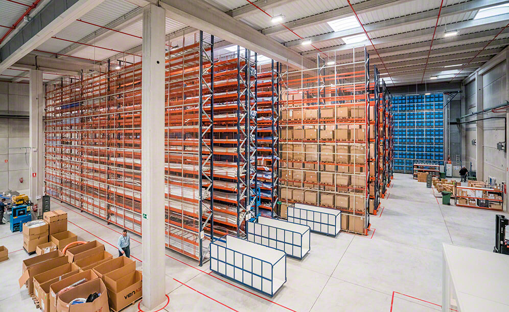 L'entrepôt de Venair est équipé de trois systèmes de stockage de Mecalux : des rayonnages à palettes, des rayonnages à allées étroites et un magasin automatique miniload