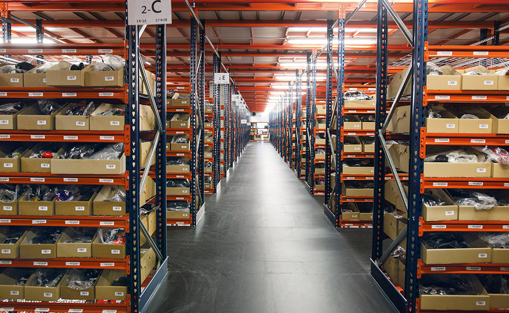 L’entrepôt a une capacité de stockage de plus de 90 000 caisses de différentes tailles