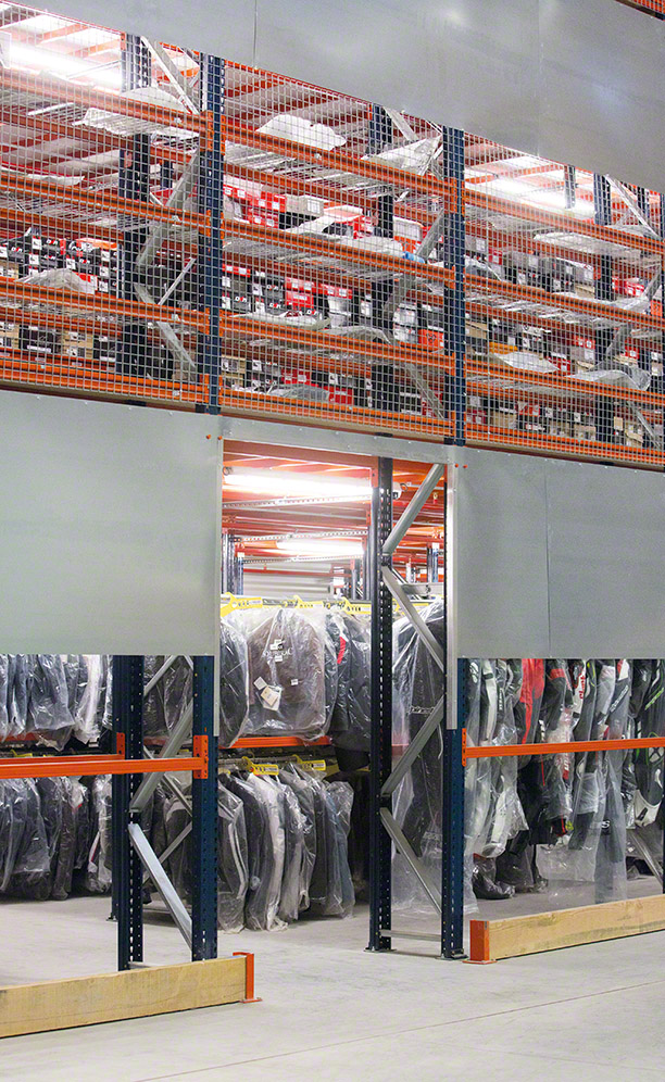 La distribution des étagères varie à chaque niveau suivant les produits qui y sont stockés, qu'il s'agisse de casques, de bottes, de chaussures, d'accessoires ou de vestes