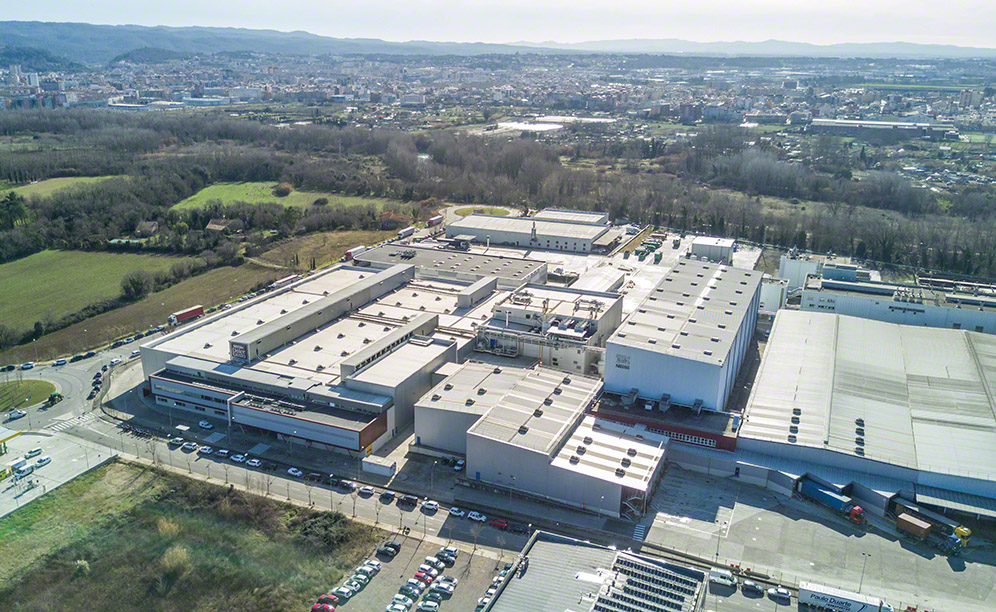 Mecalux construyó un almacén automático autoportante para palets en la fábrica de Nescafé en GironaMecalux a construit un magasin automatisé autoportant pour palettes dans l'usine de Nescafé située à Gérone.
