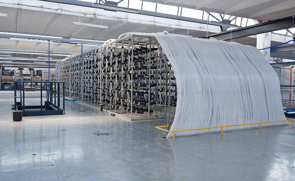Dans la plateforme, des machines envoient le fil au centre de production.