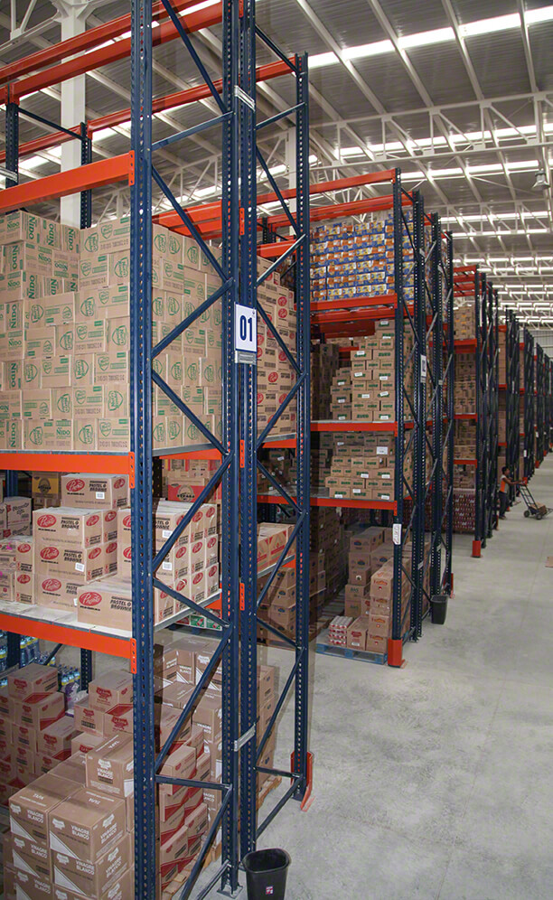 L'entrepôt offre une capacité de stockage totale de 5 512 palettes